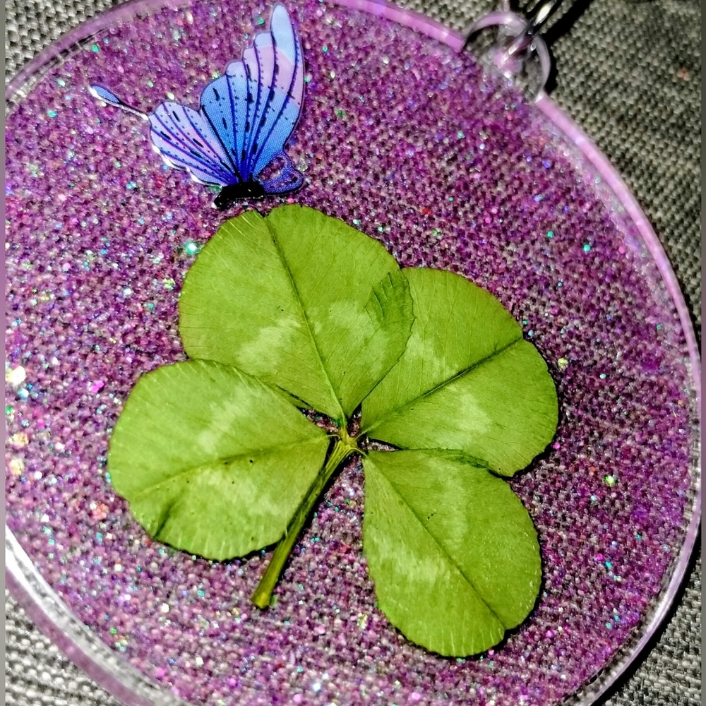Real 4-Leaf Clover Keychain Good Luck Pressed Clover 2.5" with Butterfly Accent - Picture 6 of 11